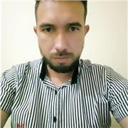 Profesor de tecnología dispuesto a dar clases a personas de diferentes edades entregando al 100 porciento